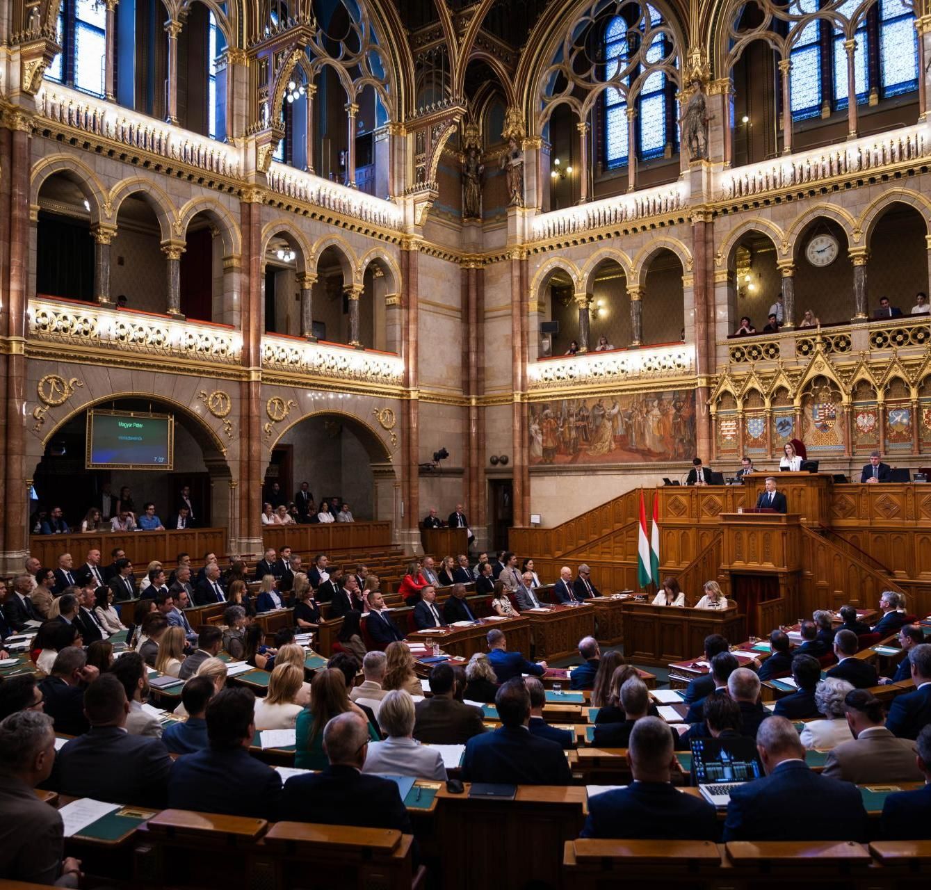 Háromhetes ülésezési rendre áll át a parlament
